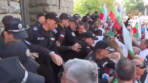 Демонстранти опитаха неуспешно да пробият кордона от полицаи около сградата на