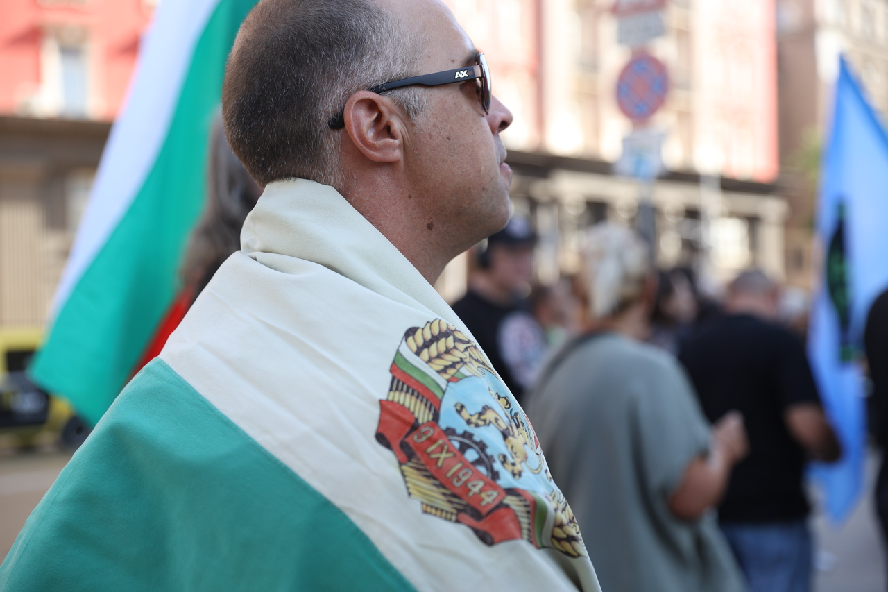 <p>Граждани протестират пред сградата на Народното събрние (НС) в София. Протестът е под надслов &bdquo;Легитимното Народно събрание на българския народ против нелигитимно избран парламент&quot;.</p>