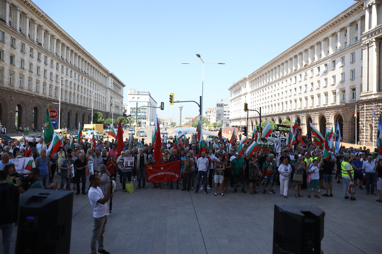 <p>Граждани протестират пред сградата на Народното събрние (НС) в София. Протестът е под надслов &bdquo;Легитимното Народно събрание на българския народ против нелигитимно избран парламент&quot;.</p>