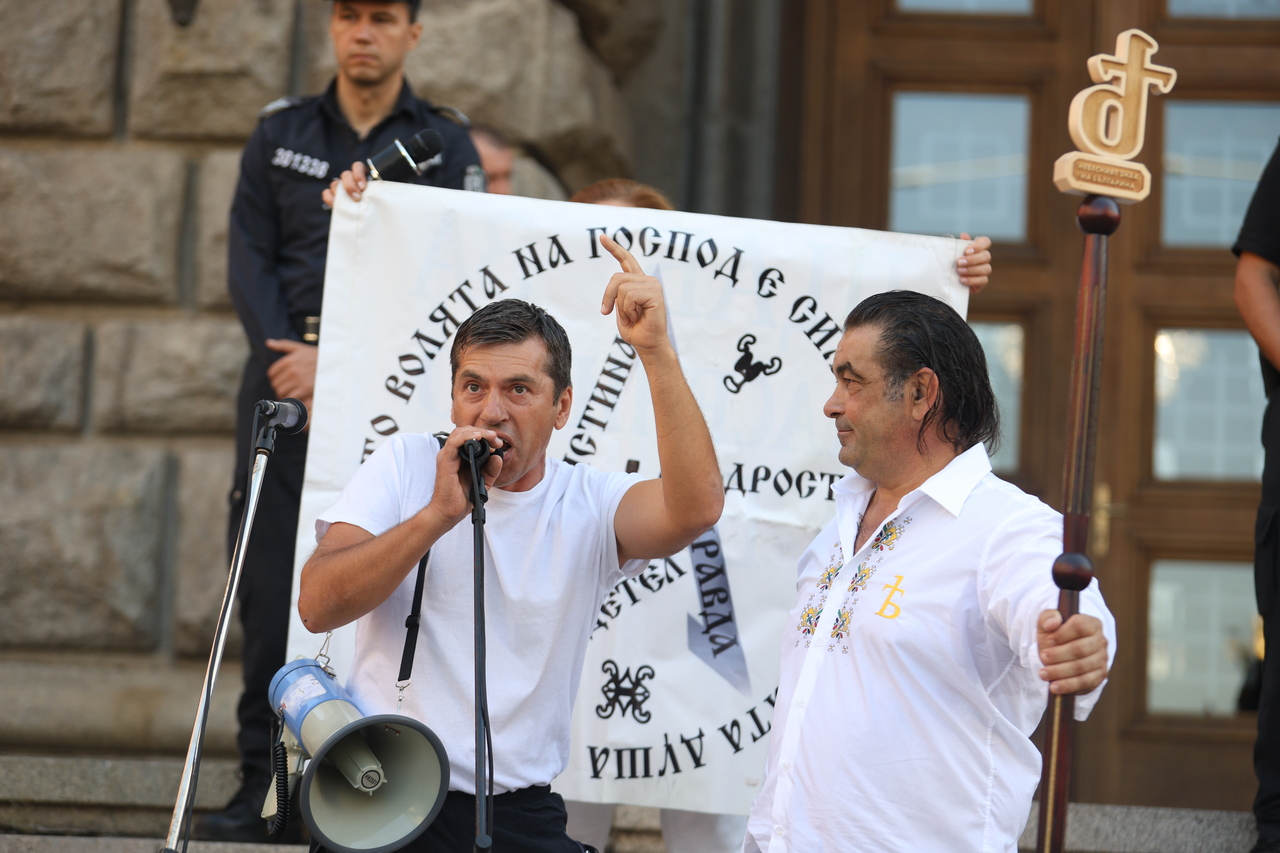 <p>Граждани протестират пред сградата на Народното събрние (НС) в София. Протестът е под надслов &bdquo;Легитимното Народно събрание на българския народ против нелигитимно избран парламент&quot;.</p>