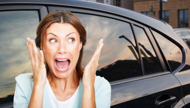 жена кола - МАЗНА АТАКА: Заляха колата на жена с олио