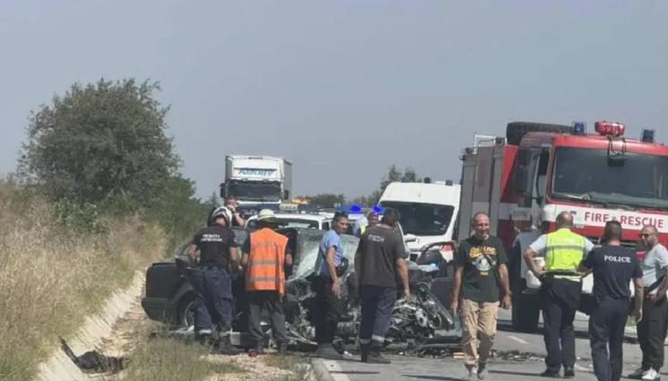д - Челен удар между две коли уби четирима души, пожарникари извадиха оцелели (ВИДЕО)