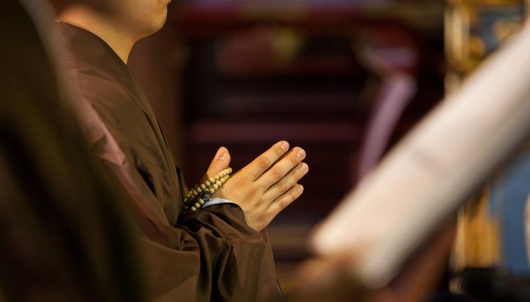 монас - НЕВИЖДАНО: Монаси нудисти се търкат в поклонници, ползват онези си работи да ги плескат с пепел!