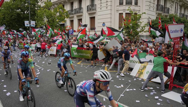 Вуелта - СКАНДАЛ НА ВУЕЛТАТА! Не обявиха победител след етапа заради пропалестински протести