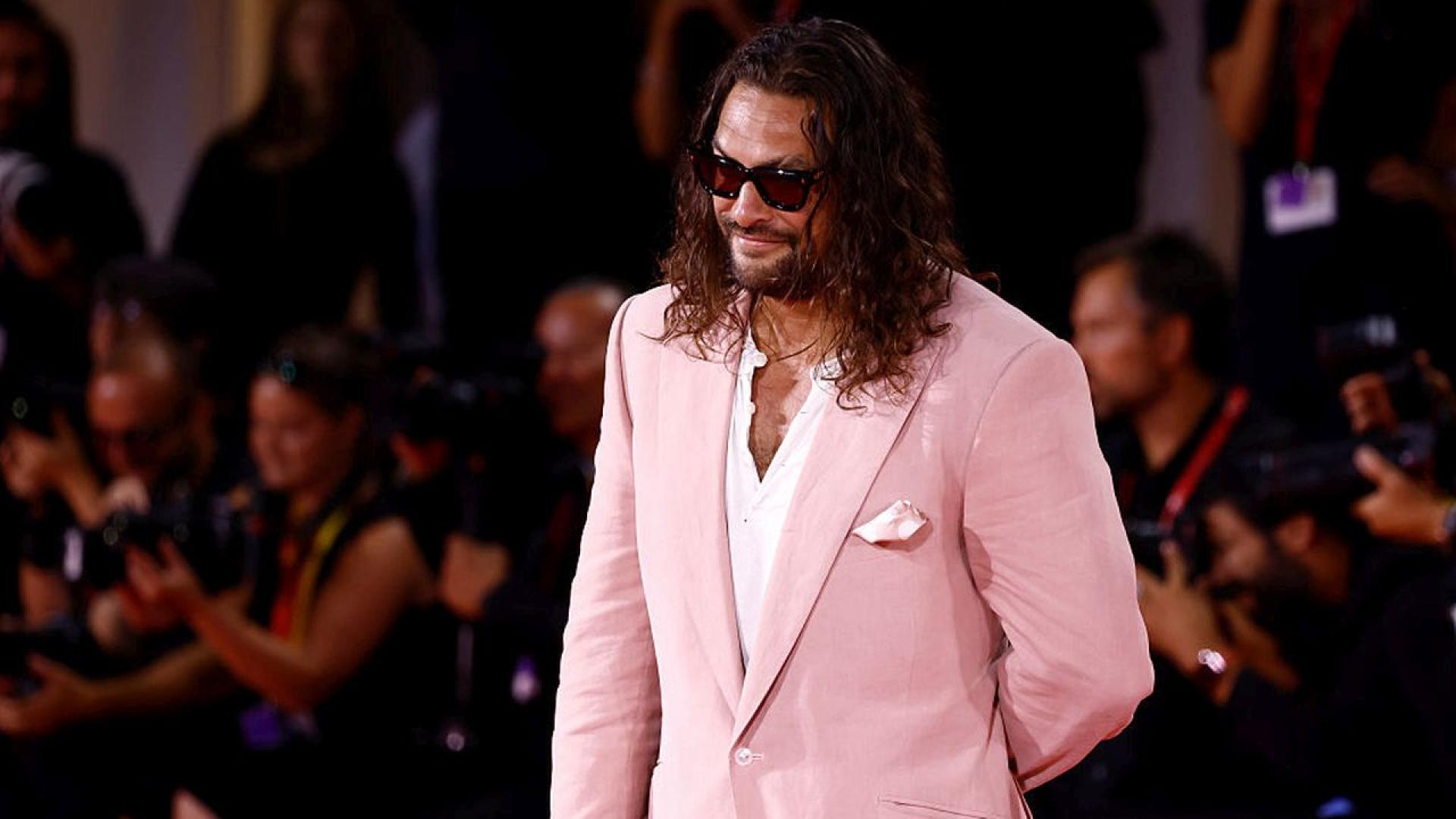 Розовото определено е цветът на Джейсън Момоа Актьорът открадна шоуто