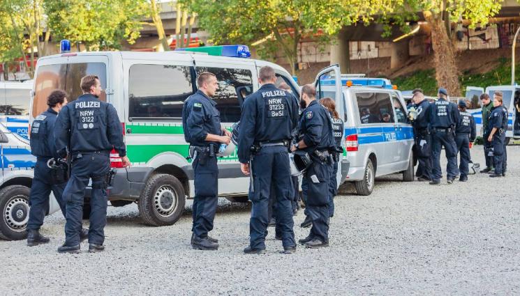 d - ЕКШЪН В ГЕРМАНИЯ: Момче от Косово наръга с нож учителка! (СНИМКИ)