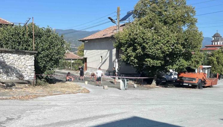 РН - КЪДЕ Е ДЪРЖАВАТА? Жители на Струмяни сами ремонтираха улицата си