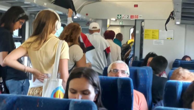 д - Влак от два вагона отесня за празника