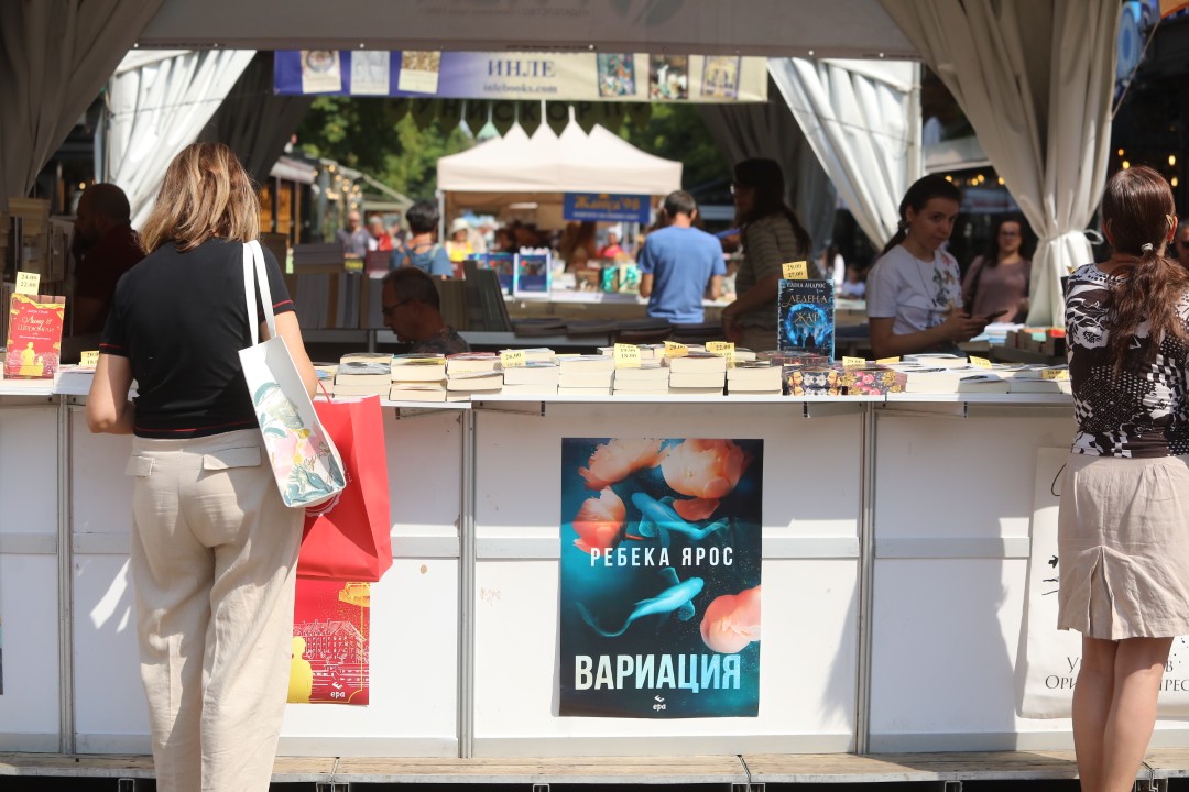<p>На 8 септември започна 13-тото издание на &quot;Алея на книгата&quot; в София. Изложението ще продължи до 14 септември. В продължение на 7 дни пред НДК и по бул. &quot;Витоша&quot; ще са разположени белите шатри, в които почитателите на книгите ще могат да открият своите любимите си заглавия. Над 150 български издателства се включват в тазгодишното издание на изложението.</p>