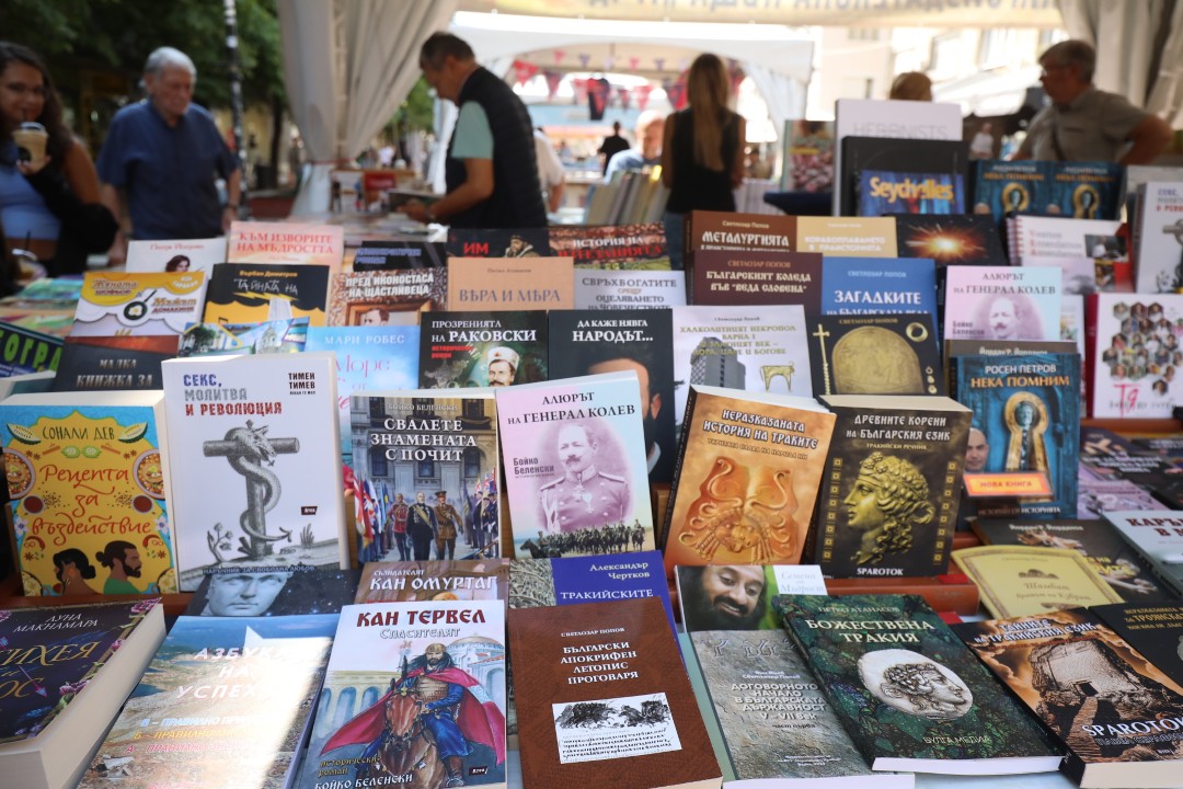 <p>На 8 септември започна 13-тото издание на &quot;Алея на книгата&quot; в София. Изложението ще продължи до 14 септември. В продължение на 7 дни пред НДК и по бул. &quot;Витоша&quot; ще са разположени белите шатри, в които почитателите на книгите ще могат да открият своите любимите си заглавия. Над 150 български издателства се включват в тазгодишното издание на изложението.</p>