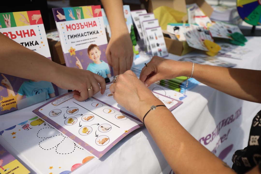 <p>На 8 септември започна 13-тото издание на &quot;Алея на книгата&quot; в София. Изложението ще продължи до 14 септември. В продължение на 7 дни пред НДК и по бул. &quot;Витоша&quot; ще са разположени белите шатри, в които почитателите на книгите ще могат да открият своите любимите си заглавия. Над 150 български издателства се включват в тазгодишното издание на изложението.</p>