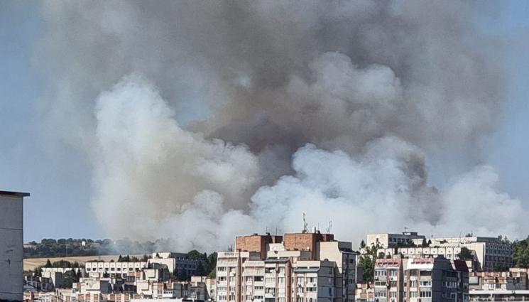 търново - Голям пожар избухна до Националния военен университет във Велико Търново