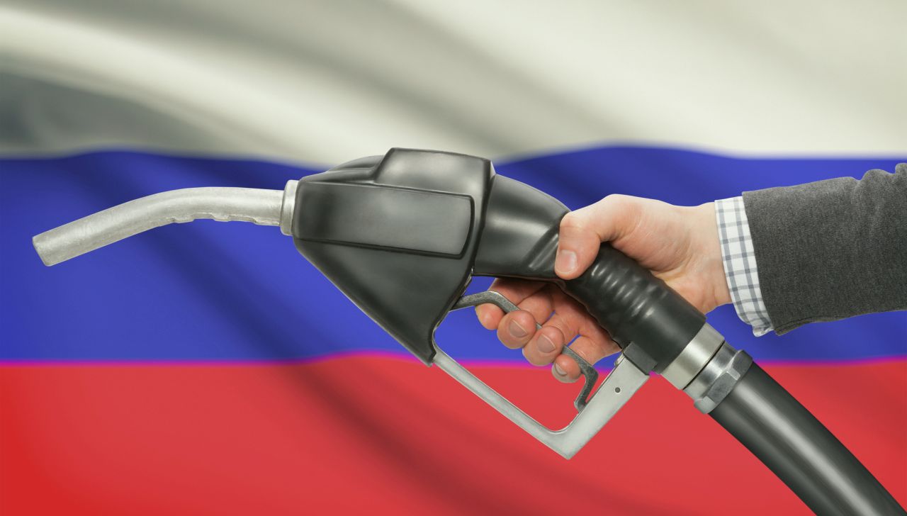 Бензинът в Русия поскъпва и не достига. Какво се случва?