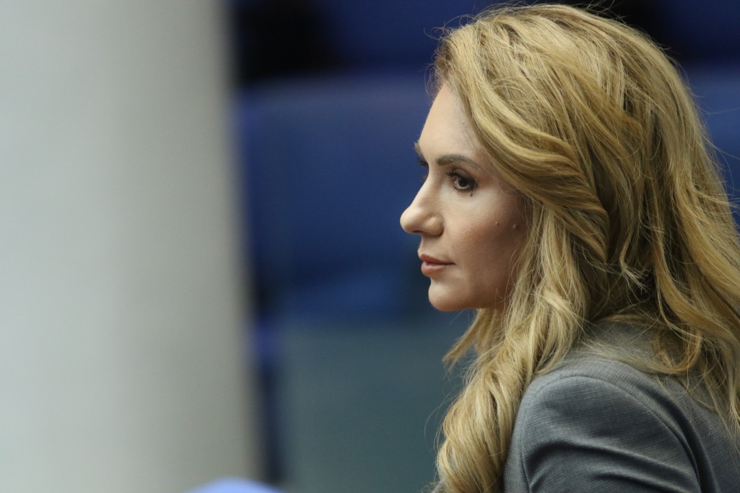 <p>Със 128 гласа &quot;за&quot;, 56 &quot;против&quot; и 6 &quot;въздържал се&quot; Народното събрание избра председателя на Комисията за защита на потребителите Мария Филипова за заместник-омбудсман на Република България. Тя получи подкрепата на депутатите от ГЕРБ-СДС, &quot;ДПС-Ново начало&quot;, БСП, ИТН и четирима от нечленуващите в парламентарна група.</p>