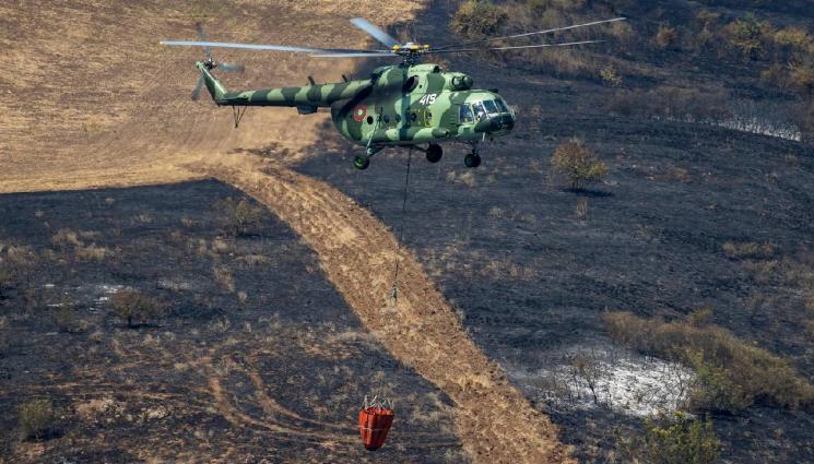 d - Два хеликоптера гасят новия пожар край Рилския манастир