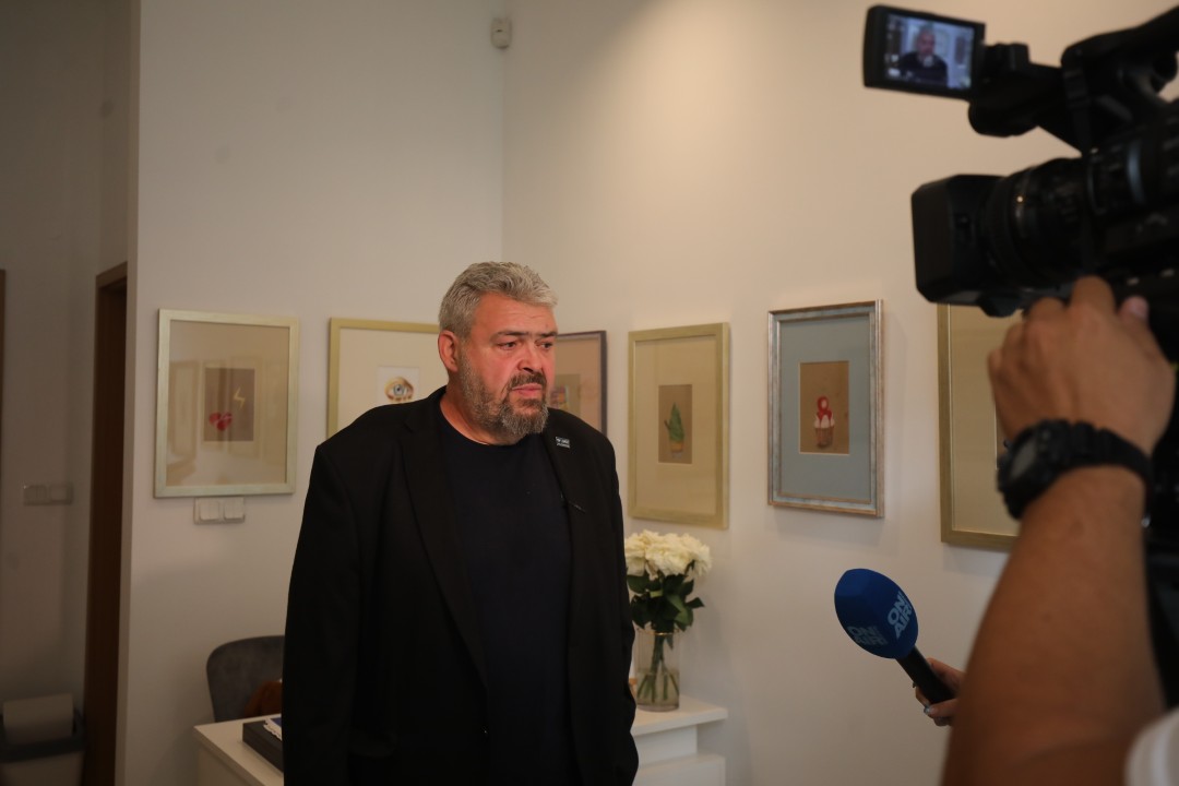 <p>Галерия &quot;Сияна Попова&quot; бе открита в столицата на рождения ден на 12-годишното момиче, чийто живот беше отнет в катастрофа край с. Телиш на 31 март т.г. За новото пространство съобщи бащата на Сияна Николай Попов. Галерията е на ул. Червена стена 2 в София, а откриването&nbsp; 11 септември, в 12:30 ч. &ndash; на рождения ден на момичето, което загина трагично. Първата изложба в новата галерия е с рисувани именно от нея скици и картини.</p>