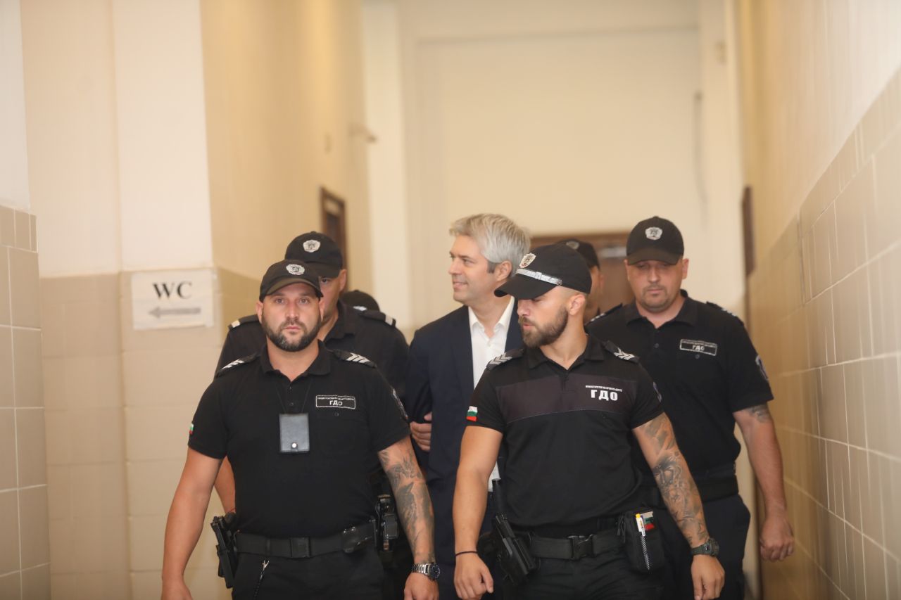 <p>Кметът на Варна Благомир Коцев се яви пред Софийския градски съд, където се гледа искането за промяна на мярката му &bdquo;задържане под стража&ldquo;. Той благодари за подкрепата и изрази надежда за по-лека мярка. В залата присъстваха депутати от ПП&ndash;ДБ, сред които Николай Денков, Лена Бориславова и Кирил Петков. Делото е по разследване за корупция, по което са обвинени и двама общински съветници.</p>