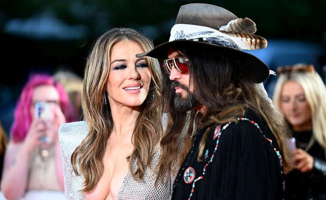 Елизабет Хърли зашемети в блестящ тоалет редом до Били Рей Сайръс Елизабет Хърли зашемети в блестящ тоалет редом до Били Рей Сайръс