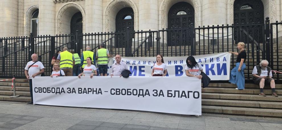 Протестиращи блокираха движението пред Съдебната палата в София с искане