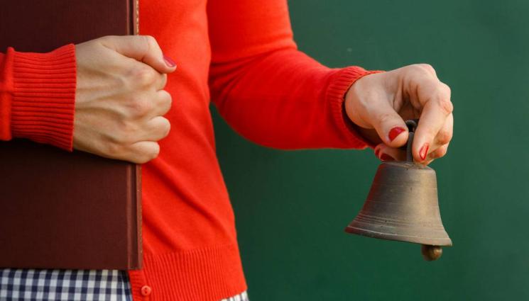 училищен звънец - ПЪРВИЯТ ЗВЪНЕЦ: Колкото еуфория, толкова и изпитание за семейния бюджет! (СНИМКИ)