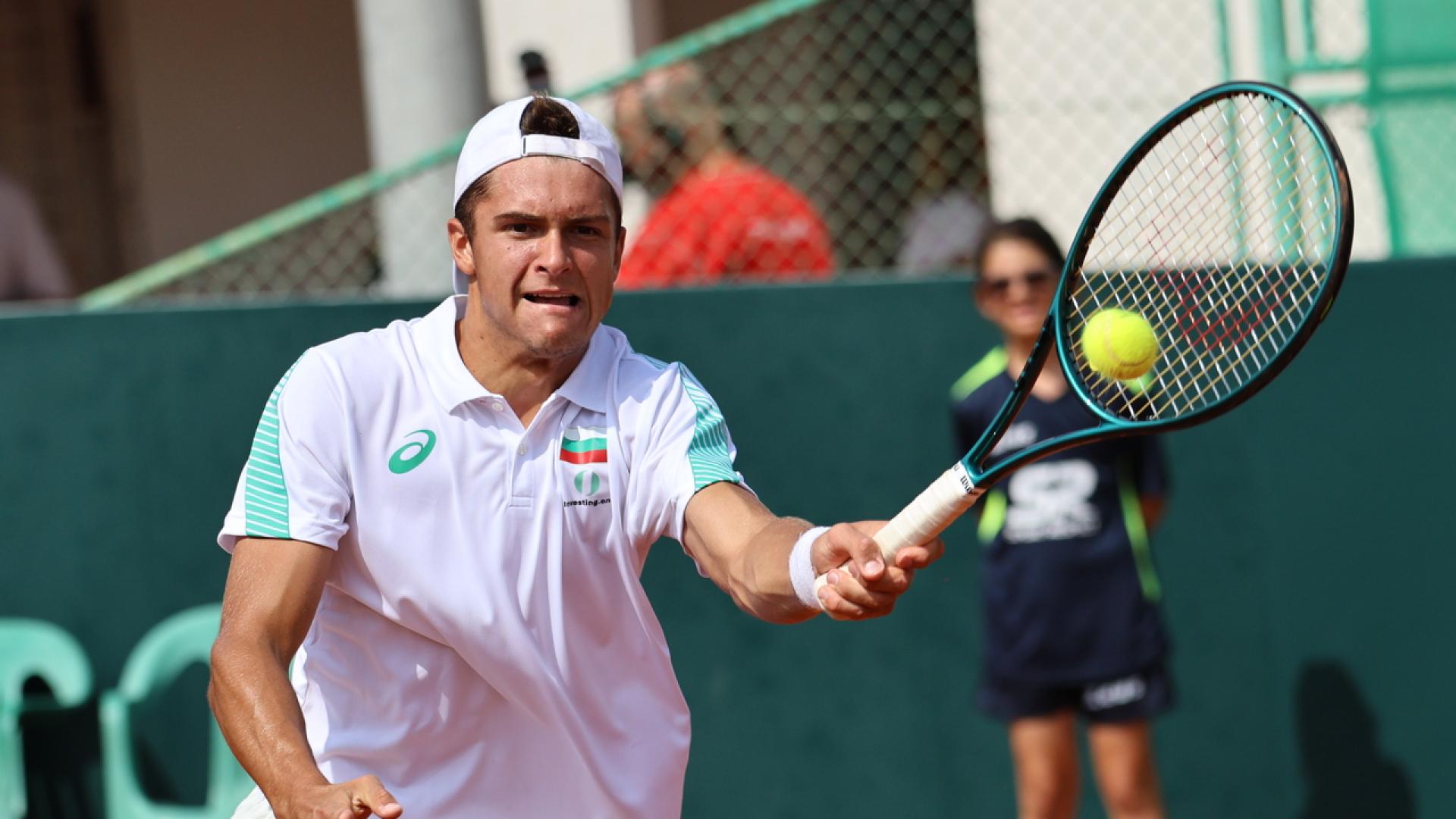 Дебютантът за България Александър Василев надделя с 2 0 сета над