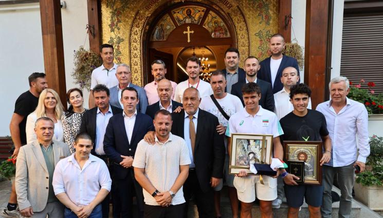 Иван Иванов и Александър Василев - Пловдивският митрополит Николай подари икони на Иван Иванов и Александър Василев след Купа Дейвис