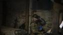 Украински военнослужещ управлява боен дрон