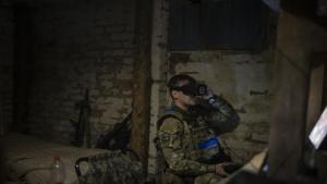 Украински военнослужещ управлява боен дрон