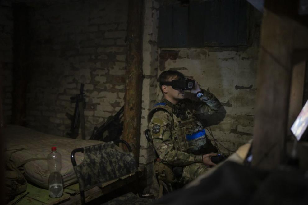 Украински военнослужещ управлява боен дрон