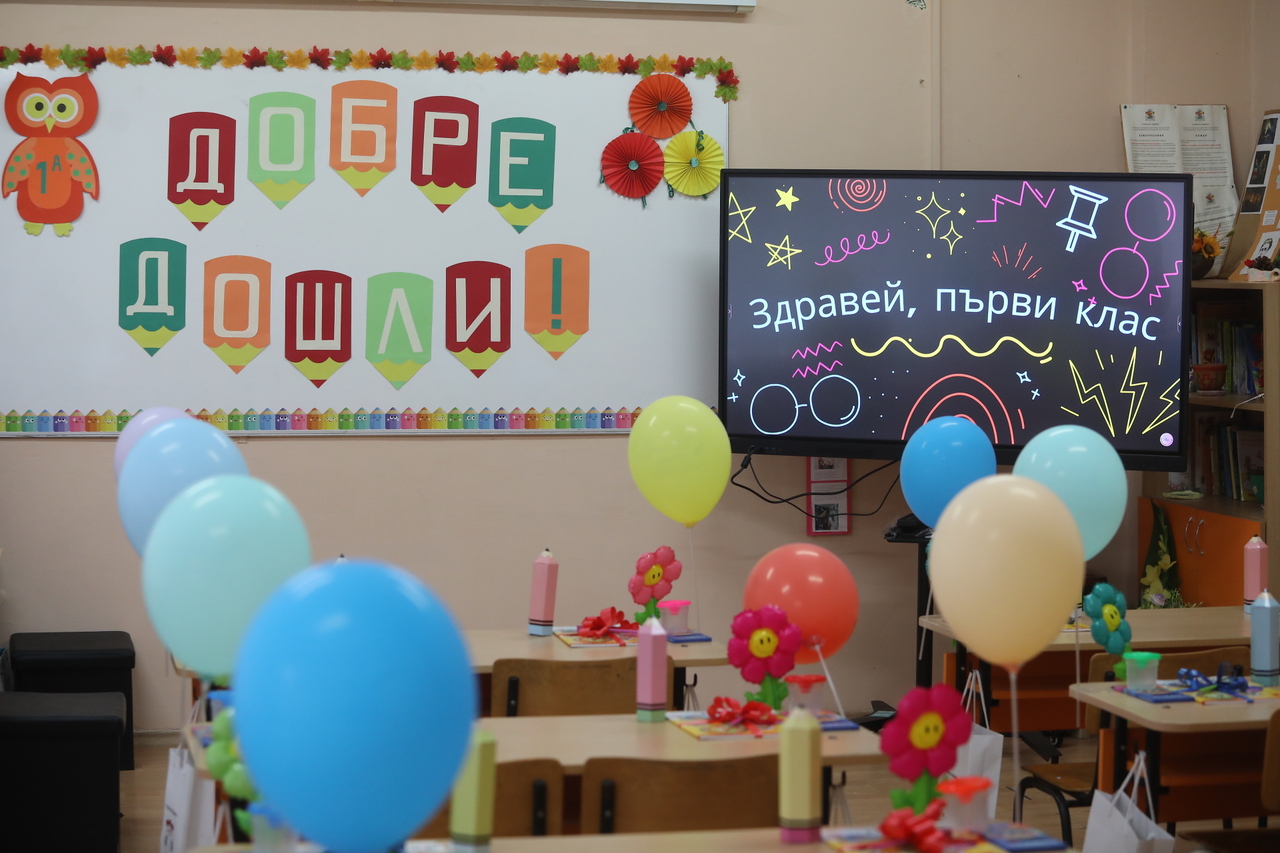 <p>Новата 2025/2026 учебна година започва днес в над 2300 училища в страната, с около 57 000 първокласници, с общо над 716 00 ученици и с 95 500 учители.</p>
