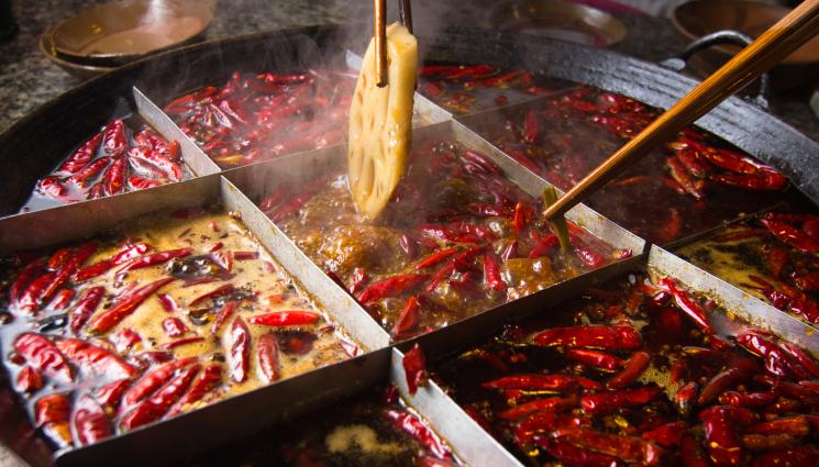 hotpot restaurant - ШОК В КИТАЙ: Пияни тийнейджъри уринираха в супа, глобиха ги $300 000!