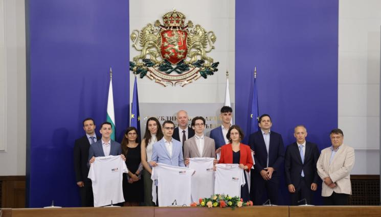 р - ЩЕ СПРЕМ ЛИ ИЗТИЧАНЕТО НА МОЗЪЦИ? Задържаме гении със стипендии по два бона