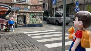 Триизмерни кукли на деца на пешеходната на Гурко