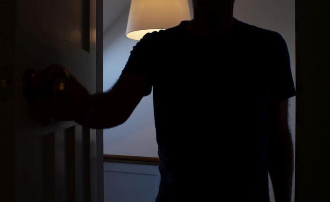 Мъж хвана жена си в леглото с 15-годишния ѝ доведен син