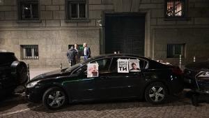 Няколко коли блокираха входовете към служебния паркинг на парламента малко след