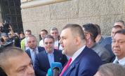 Скандал пред парламента: Пеевски и Асен Василев си размениха остри реплики (ВИДЕО)