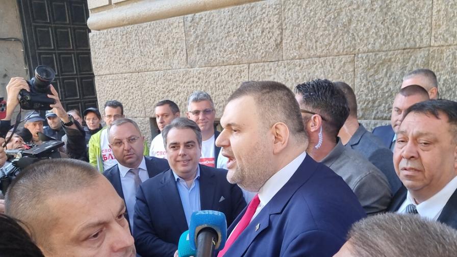 Скандал пред парламента: Пеевски и Асен Василев си размениха остри реплики (ВИДЕО)