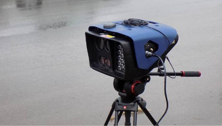 камера скорост - ОТДАДЕН НА ПРОФЕСИЯТА: Полицай лови джигити с пътна камера от терасата на дома си! (СНИМКА)