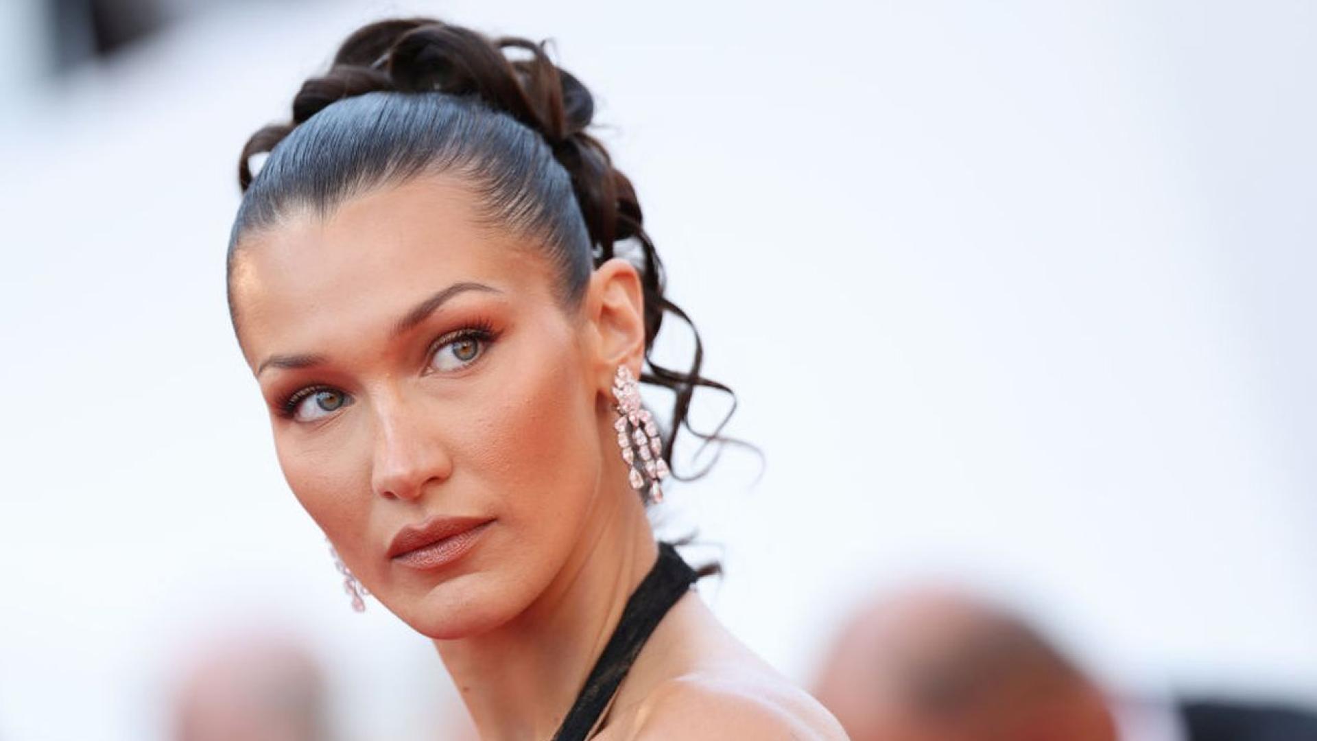 Бела Хадид сподели снимки на които лежи в болнично легло