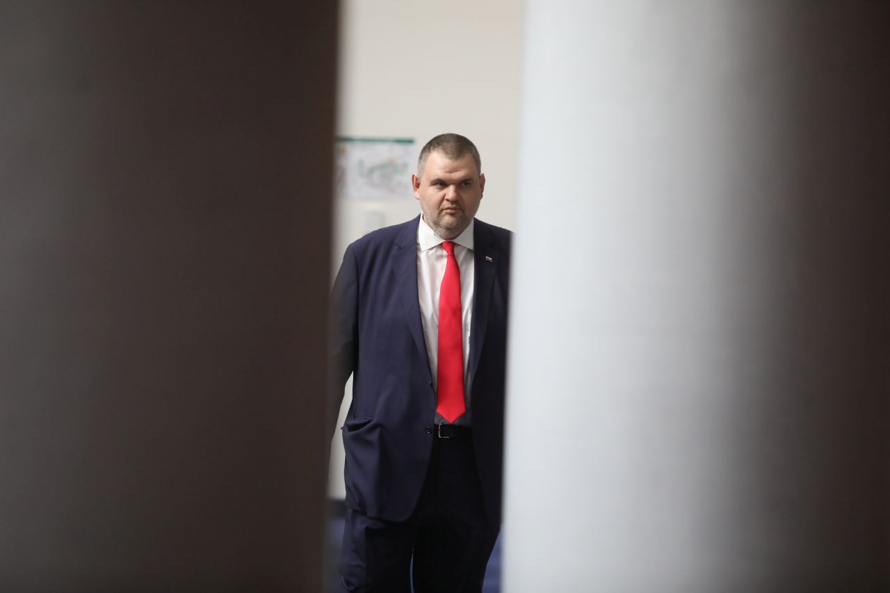 <p>Депутатите гласуваха днес пети вот на недоверие срещу кабинета &bdquo;Желязков&ldquo;. Със 101 гласа &bdquo;за&ldquo; срещу 133 гласа &bdquo;против&ldquo; вотът не мина. Нямаше гласували &bdquo;въздържал се&ldquo;.</p>