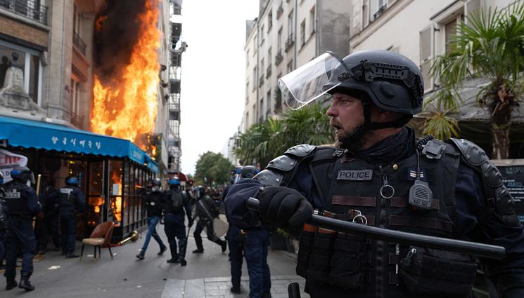 Франция протести протест - БУНТ: Във Франция става страшно, страната парализирана от мега протести!