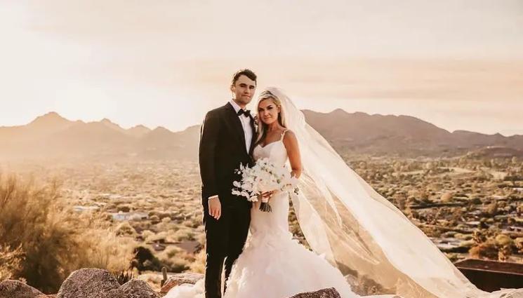 в - ДОКАТО ЯДАТ ХАМБУРГЕРИ: Чарли Кърк се влюбил в Ерика от пръв поглед (СНИМКИ)