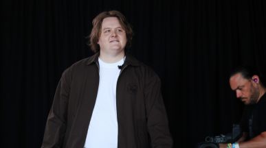 Lewis Capaldi сподели новия си сингъл “Something In The Heavens“