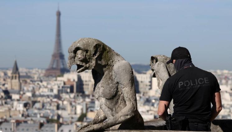 Нотр Дам - Отвориха кулите близнаци на „Нотр Дам“ (СНИМКИ)