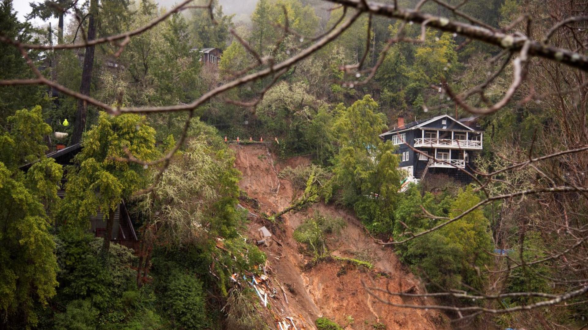 Наводнения и кални свлачища влачещи дървета и скални отломки затрупаха