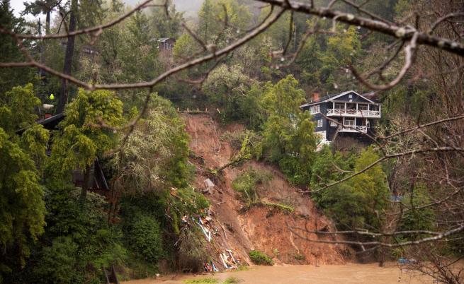 Наводнения и свлачища блокираха пътища в Калифорния Наводнения и свлачища блокираха пътища в Калифорния