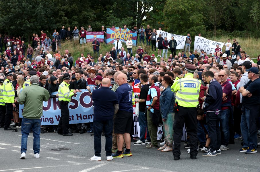 Протест на феновете на Уест Хем1
