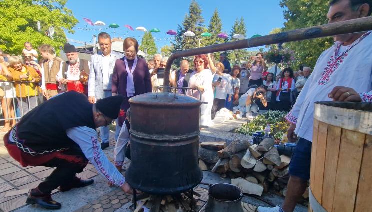 Гурме - ПРЕВРЪЩА СЕ В МАНИЯ: Българите хукнаха на вкусни фестове!