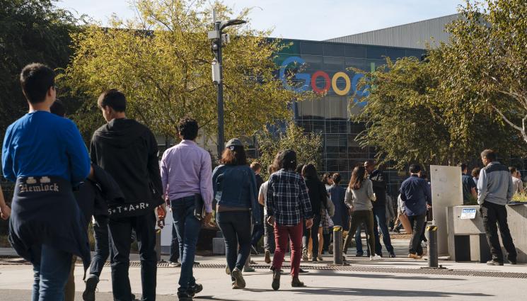 google - ИНДИЙЦИ ЗАЛИВАТ ЩАТИТЕ: Таксата за виза на Тръмп го хвърли в паника!