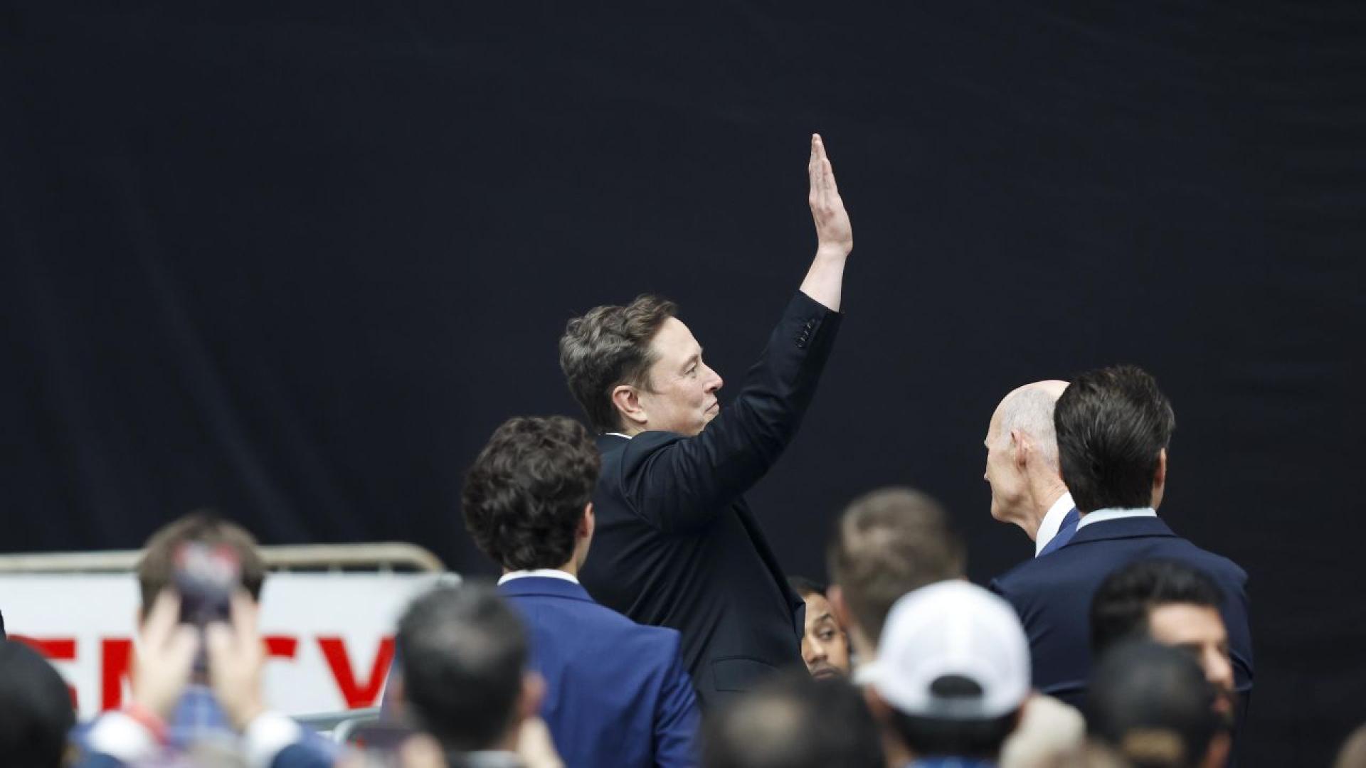 Покойният консервативен активист Чарли Кърк бе изпратен от хиляди хора